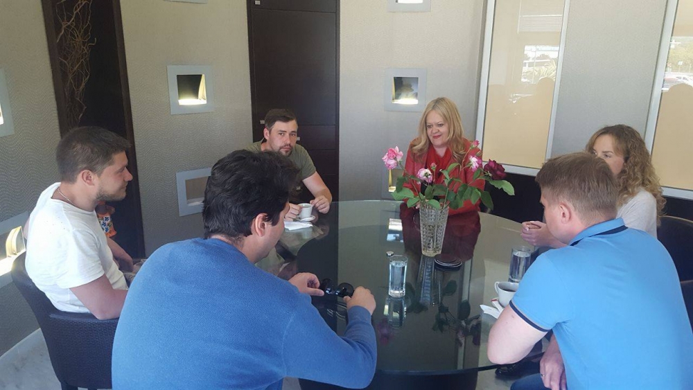 &Rho;ώ&sigma;&omicron;&iota; &delta;&eta;&mu;&omicron;&sigma;&iota;&omicron;&gamma;&rho;ά&phi;&omicron;&iota; &epsilon;&pi;&iota;&sigma;&kappa;έ&phi;&tau;&eta;&kappa;&alpha;&nu; &Mu;&upsilon;&sigma;&tau;&rho;ά &kappa;&alpha;&iota; &Sigma;&pi;ά&rho;&tau;&eta; (VIDEO-&Phi;&Omega;&Tau;&Omicron;)