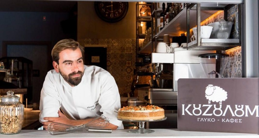 &Kappa;&omicron;&upsilon;&zeta;&omicron;&upsilon;&lambda;&omicron;ύ&mu;: &Tau;&omicron; &kappa;&alpha;&phi;έ-&zeta;&alpha;&chi;&alpha;&rho;&omicron;&pi;&lambda;&alpha;&sigma;&tau;&epsilon;ί&omicron; &mu;&epsilon; &tau;&eta;&nu; &upsilon;&pi;&omicron;&gamma;&rho;&alpha;&phi;ή &tau;&omicron;&upsilon; &Sigma;&pi;&alpha;&rho;&tau;&iota;ά&tau;&eta; &Chi;&rho;. &Beta;έ&rho;&gamma;&alpha;&delta;&omicron;&upsilon;! (&Phi;&Omega;&Tau;&Omicron;)