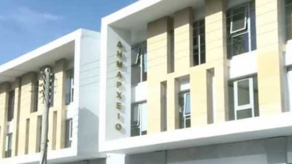 &Delta;&epsilon;&nu; &xi;&alpha;&nu;ά&gamma;&iota;&nu;&epsilon;: &Epsilon;&pi;&iota;&kappa;&epsilon;&phi;&alpha;&lambda;ή&sigmaf; &delta;&eta;&mu;&omicron;&tau;&iota;&kappa;ή&sigmaf; &pi;&alpha;&rho;ά&tau;&alpha;&xi;&eta;&sigmaf; &chi;ά&nu;&epsilon;&iota; &tau;&eta;&nu; έ&delta;&rho;&alpha; &tau;&omicron;&upsilon; &gamma;&iota;&alpha;&tau;ί &delta;&epsilon;&nu; &omicron;&rho;&kappa;ί&sigma;&tau;&eta;&kappa;&epsilon;