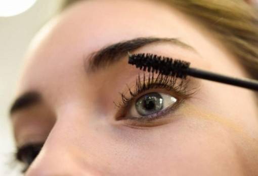 Τips για να μη μουτζουρώνεσαι στο μακιγιάζ