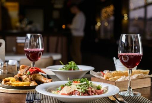 Πόσο αργά είναι το «πολύ αργά» που λέμε για το δείπνο μας;