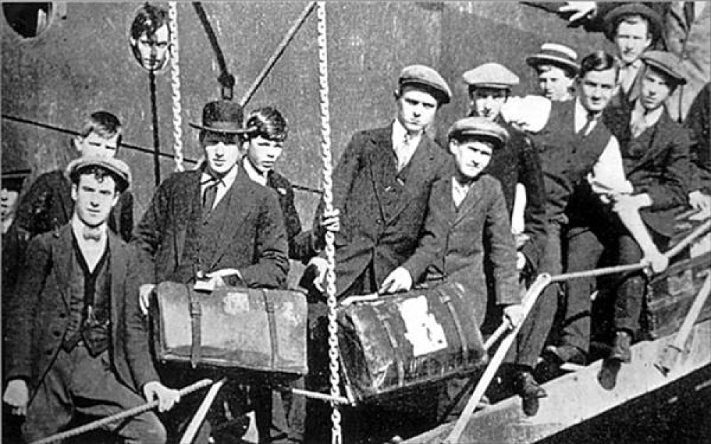 &Omicron;&iota; &pi;&rho;ώ&tau;&omicron;&iota; Έ&lambda;&lambda;&eta;&nu;&epsilon;&sigmaf; &mu;&epsilon;&tau;&alpha;&nu;ά&sigma;&tau;&epsilon;&sigmaf; &sigma;&tau;&eta;&nu; &Alpha;&mu;&epsilon;&rho;&iota;&kappa;ή (&Mu;έ&rho;&omicron;&sigmaf; &Gamma;')