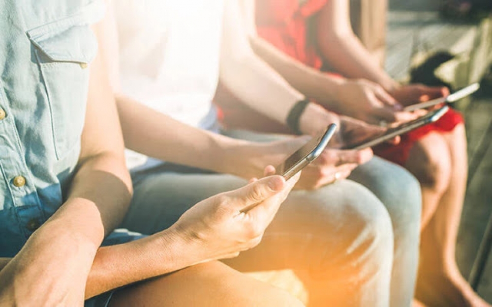 &Eta; &sigma;&upsilon;&chi;&nu;ή &chi;&rho;ή&sigma;&eta; smartphone &kappa;ά&nu;&epsilon;&iota; &tau;&omicron;&upsilon;&sigmaf; έ&phi;&eta;&beta;&omicron;&upsilon;&sigmaf; &pi;&alpha;&chi;ύ&sigma;&alpha;&rho;&kappa;&omicron;&upsilon;&sigmaf;