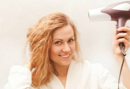 Τι πρέπει να προσέχεις αν στεγνώνεις τα μαλλιά σου με πιστολάκι
