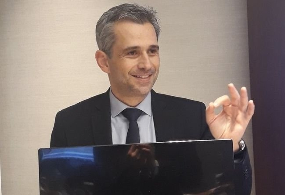 &Alpha;&pi;&alpha;&sigma;&chi;&omicron;&lambda;&epsilon;ί &tau;&alpha; &Mu;&Mu;&Epsilon; &tau;&eta;&sigmaf; &Kappa;&rho;ή&tau;&eta;&sigmaf;, &alpha;&lambda;&lambda;ά&zeta;&omicron;&nu;&tau;&alpha;&sigmaf; &tau;&eta;&nu; &epsilon;&iota;&kappa;ό&nu;&alpha; &delta;ή&mu;&omega;&nu; &kappa;&alpha;&iota; &epsilon;&pi;&iota;&chi;&epsilon;&iota;&rho;ή&sigma;&epsilon;&omega;&nu;