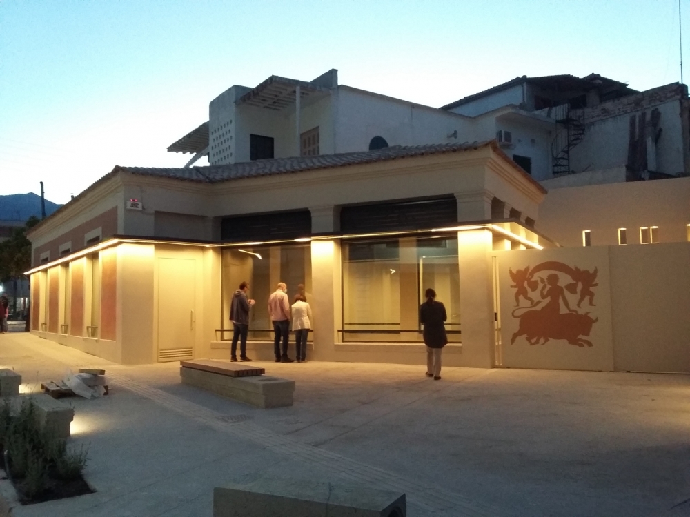 &Lambda;. &Mu;&epsilon;&nu;&delta;ώ&nu;&eta;: &laquo;&Eta; &pi;&rho;&omega;&tau;&epsilon;ύ&omicron;&upsilon;&sigma;&alpha; &tau;&eta;&sigmaf; &Lambda;&alpha;&kappa;&epsilon;&delta;&alpha;ί&mu;&omicron;&nu;&omicron;&sigmaf; &xi;&alpha;&nu;&alpha;&sigma;&upsilon;&sigma;&tau;ή&nu;&epsilon;&tau;&alpha;&iota; &sigma;&tau;&omicron;&nu; &kappa;ό&sigma;&mu;&omicron; &mu;&epsilon; έ&nu;&alpha; &nu;έ&omicron; &pi;&omicron;&lambda;&iota;&tau;&iota;&sigma;&tau;&iota;&kappa;ό &pi;&rho;ό&sigma;&omega;&pi;&omicron;&raquo;