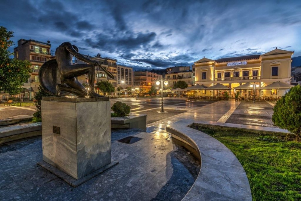 &Beta;&gamma;&epsilon;&sigmaf; έ&xi;&omega;: &Tau;&rho;&epsilon;&iota;&sigmaf; &pi;&rho;&omicron;&tau;ά&sigma;&epsilon;&iota;&sigmaf; &gamma;&iota;&alpha; &tau;&omicron; &beta;&rho;ά&delta;&upsilon; &tau;&eta;&sigmaf; &Pi;έ&mu;&pi;&tau;&eta;&sigmaf;