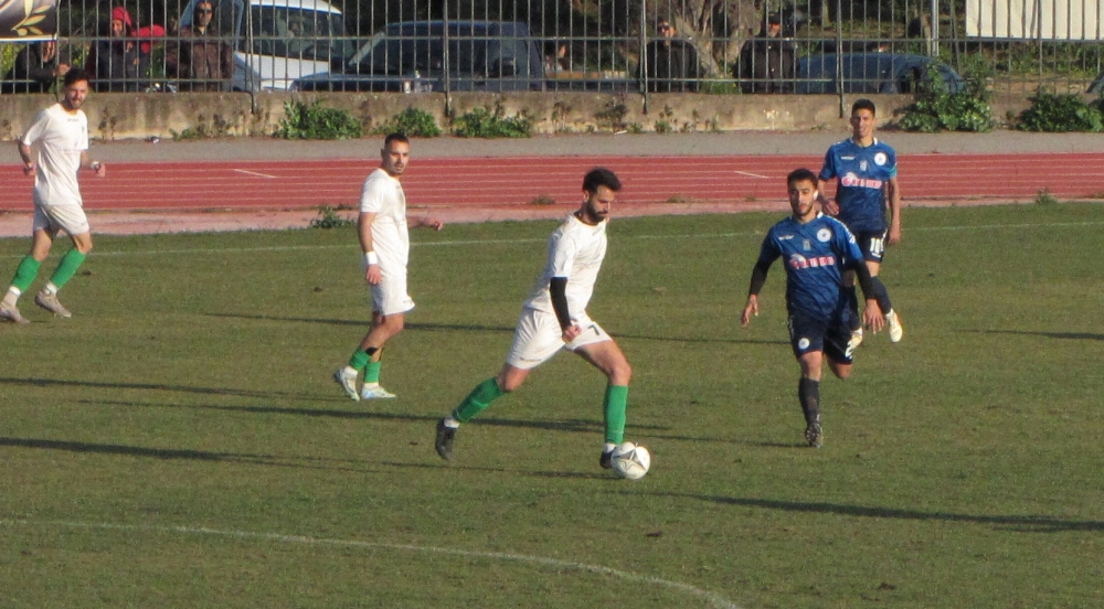 &Alpha;΄ &Kappa;&alpha;&tau;&eta;&gamma;&omicron;&rho;ί&alpha; &Lambda;&alpha;&kappa;&omega;&nu;ί&alpha;&sigmaf;: &laquo;&Phi;&omega;&tau;&iota;ά&raquo; &sigma;&tau;&omicron; &pi;&rho;&omega;&tau;ά&theta;&lambda;&eta;&mu;&alpha; έ&beta;&alpha;&lambda;&epsilon; &eta; &nu;ί&kappa;&eta; &tau;&omicron;&upsilon; &Mu;&omicron;&lambda;&alpha;ϊ&kappa;&omicron;ύ &sigma;&tau;&omicron;&nu; &Beta;&lambda;&alpha;&chi;&iota;ώ&tau;&eta;