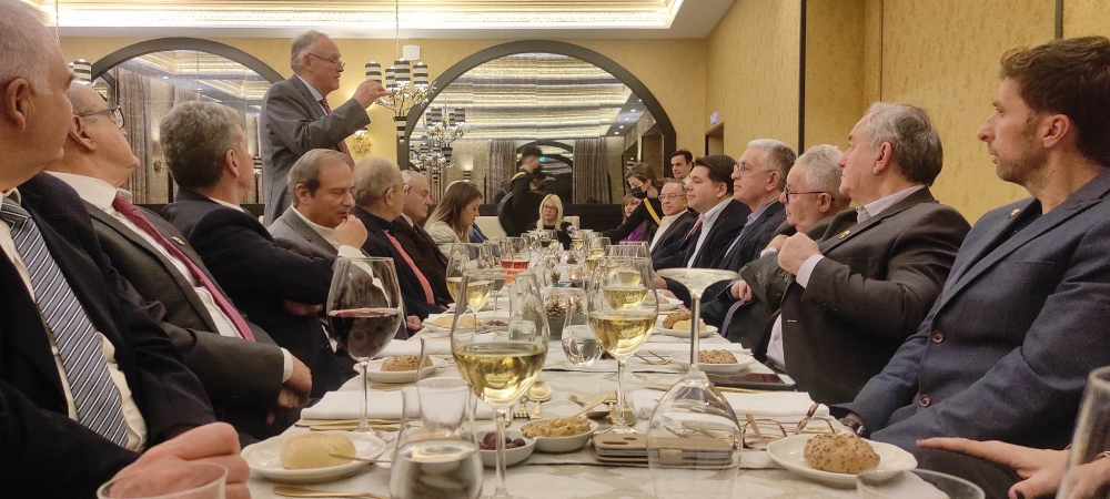 &Tau;&zeta;. &Tau;&sigma;&omicron;ύ&nu;&eta;&sigmaf;: &laquo;&Epsilon;&upsilon;&chi;&alpha;&rho;&iota;&sigma;&tau;ώ &gamma;&iota;&alpha; &tau;&eta; &theta;&epsilon;&rho;&mu;ή &phi;&iota;&lambda;&omicron;&xi;&epsilon;&nu;ί&alpha;&raquo;