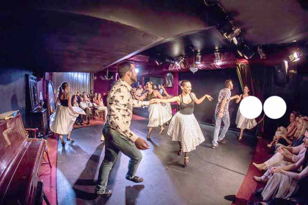 &Sigma;&epsilon;&mu;&iota;&nu;&alpha;&rho;&iota;&alpha;&kappa;ά &mu;&alpha;&theta;ή&mu;&alpha;&tau;&alpha; Swing &kappa;&alpha;&iota; Street Dance &alpha;&pi;ό &tau;&omicron; &sigma;ύ&lambda;&lambda;&omicron;&gamma;&omicron; &laquo;Dame la Mano&raquo;