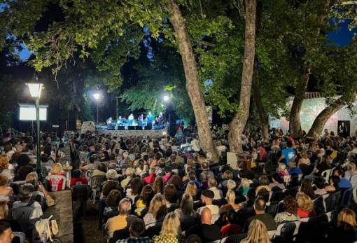 Υπέροχη βραδιά στην Μαγούλα με την παράσταση «Ο Μίκης Θεοδωράκης μέσα από τα μάτια των νέων»