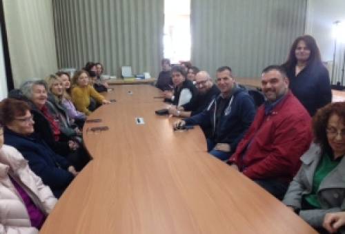 Μαζί με τις σχολικές καθαρίστριες ο Βακαλόπουλος