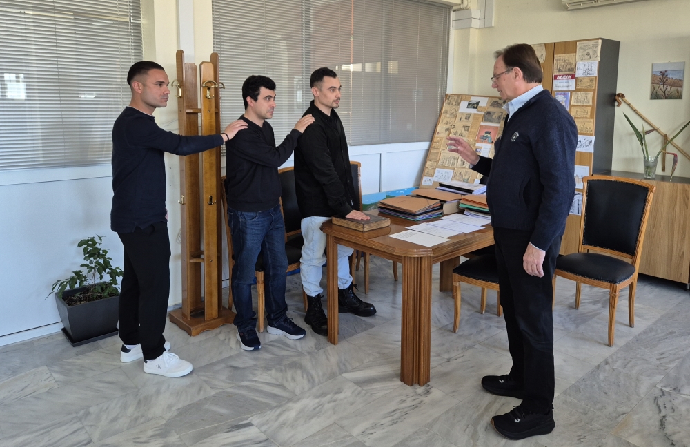 &laquo;&Xi;&alpha;&nu;ά &sigma;&tau;&omicron;&upsilon;&sigmaf; &delta;&rho;ό&mu;&omicron;&upsilon;&sigmaf;&raquo; &eta; &Delta;&eta;&mu;&omicron;&tau;&iota;&kappa;ή &Alpha;&sigma;&tau;&upsilon;&nu;&omicron;&mu;ί&alpha; &sigma;&tau;&omicron;&nu; &Delta;. &Mu;&omicron;&nu;&epsilon;&mu;&beta;&alpha;&sigma;ί&alpha;&sigmaf;