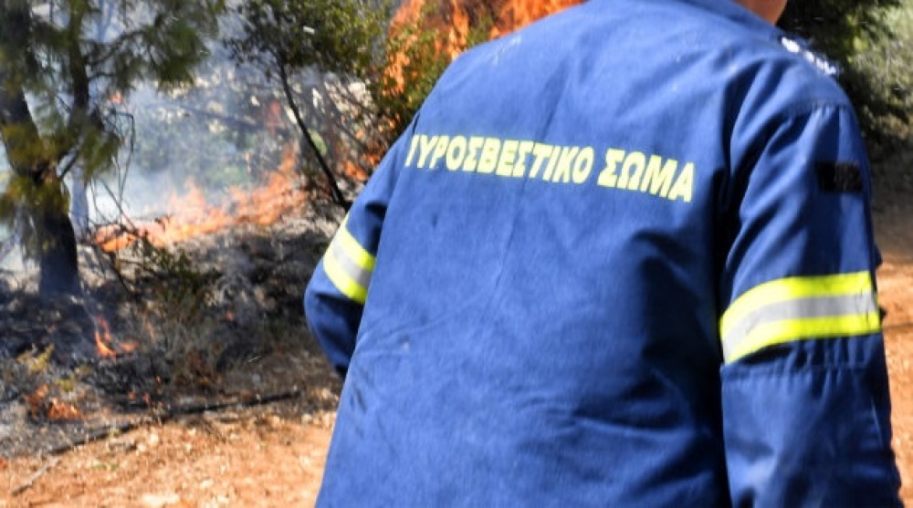 &Sigma;&epsilon; ύ&phi;&epsilon;&sigma;&eta; &eta; &phi;&omega;&tau;&iota;ά &sigma;&tau;&eta; &Mu;ά&nu;&eta;