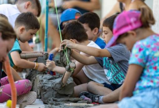 Μία καρυδιά από πηλό  δημιουργείται στη Βαμβακού