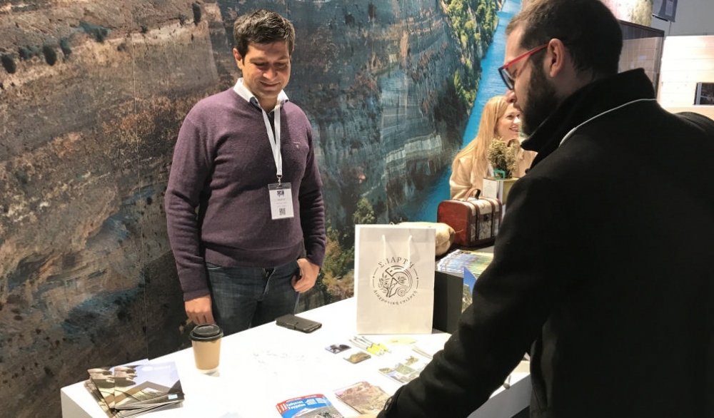 &Mu;&epsilon; &tau;&omicron; &delta;&iota;&epsilon;&theta;&nu;έ&sigmaf; &tau;&omicron;&upsilon;&rho;&iota;&sigma;&tau;&iota;&kappa;ό &kappa;&omicron;&iota;&nu;ό &laquo;&sigma;&upsilon;&nu;&alpha;&nu;&tau;ή&theta;&eta;&kappa;&epsilon;&raquo; &epsilon;&kappa; &nu;έ&omicron;&upsilon; &omicron; &Delta;. &Sigma;&pi;ά&rho;&tau;&eta;&sigmaf;