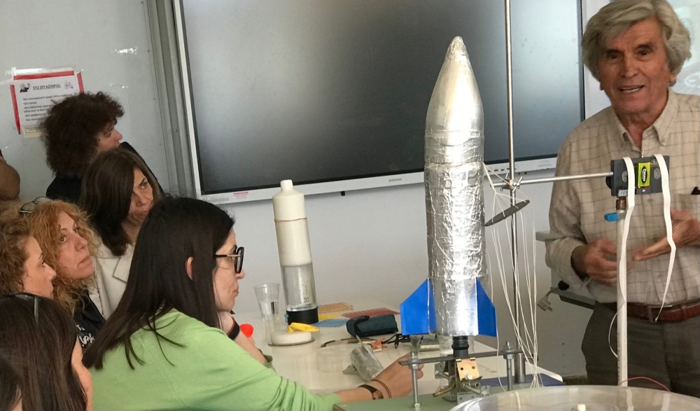 &Pi;&rho;ό&tau;&upsilon;&pi;&omicron; &sigma;&tau;&eta;&nu; &Epsilon;&lambda;&lambda;ά&delta;&alpha; &tau;&omicron;&upsilon; '70 &tau;&omicron; &epsilon;&rho;&gamma;&alpha;&sigma;&tau;ή&rho;&iota; &Phi;&upsilon;&sigma;&iota;&kappa;ή&sigmaf; &tau;&omicron;&upsilon; &Gamma;&epsilon;&rho;&alpha;&kappa;ί&omicron;&upsilon;