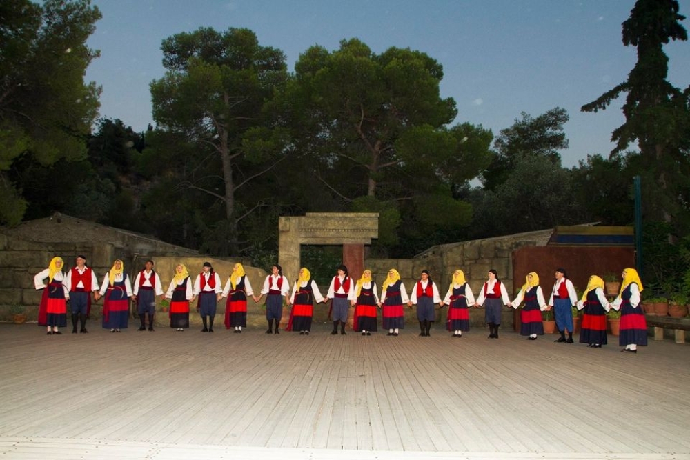&Sigma;&epsilon; &phi;&epsilon;&sigma;&tau;&iota;&beta;ά&lambda; &pi;&alpha;&rho;&alpha;&delta;&omicron;&sigma;&iota;&alpha;&kappa;ώ&nu; &chi;&omicron;&rho;ώ&nu; &sigma;&tau;&eta;&nu; Ή&pi;&epsilon;&iota;&rho;&omicron; &eta; &laquo;&Pi;&upsilon;&rho;&rho;ί&chi;&eta;&raquo; &tau;&eta;&sigmaf; &Sigma;&pi;ά&rho;&tau;&eta;&sigmaf;