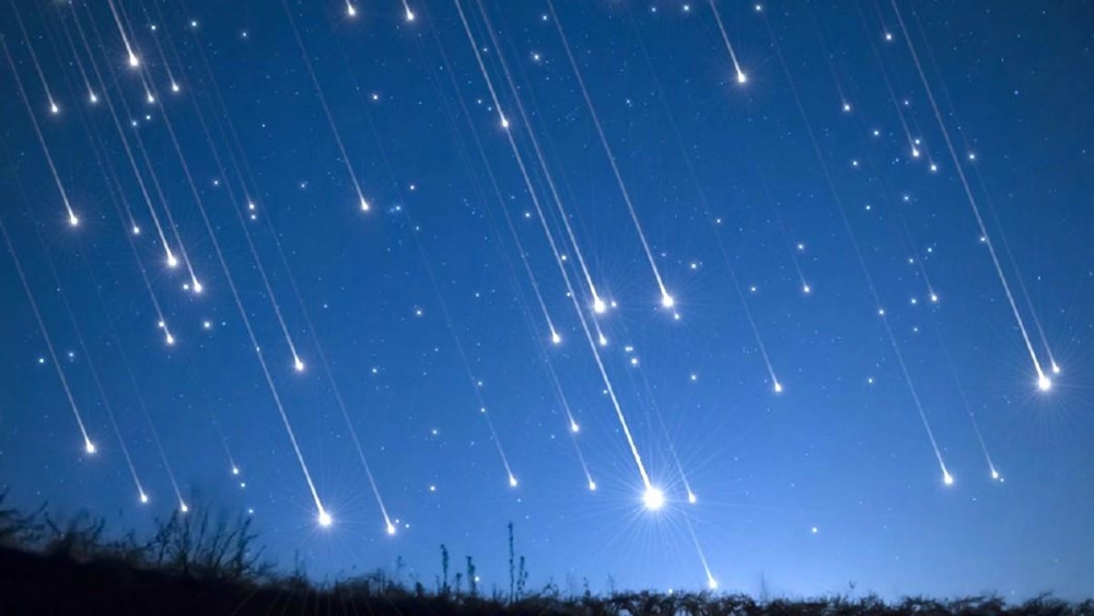 &Pi;&epsilon;&rho;&sigma;&epsilon;ί&delta;&epsilon;&sigmaf;: &Alpha;&pi;ό&psi;&epsilon; &kappa;&alpha;&iota; &alpha;ύ&rho;&iota;&omicron; &beta;&rho;ά&delta;&upsilon; &eta; &epsilon;&nu;&tau;&upsilon;&pi;&omega;&sigma;&iota;&alpha;&kappa;ή &beta;&rho;&omicron;&chi;ή &alpha;&pi;ό &laquo;&pi;&epsilon;&phi;&tau;&alpha;&sigma;&tau;έ&rho;&iota;&alpha;&raquo;