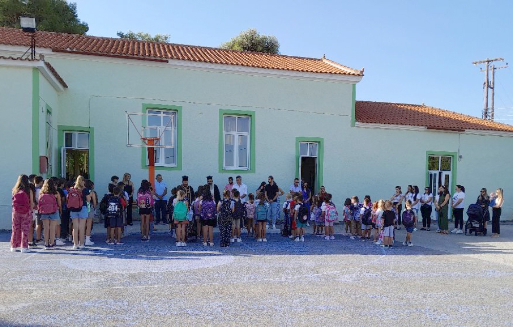 &Lambda;&alpha;ϊ&kappa;ή &Sigma;&upsilon;&sigma;&pi;&epsilon;ί&rho;&omega;&sigma;&eta; &Delta;ή&mu;&omicron;&upsilon; &Epsilon;&upsilon;&rho;ώ&tau;&alpha;: &laquo;&Tau;&alpha; &pi;&alpha;&iota;&delta;&iota;ά &mu;&alpha;&sigmaf; &alpha;&xi;ί&zeta;&omicron;&upsilon;&nu; &pi;&omicron;&lambda;ύ &pi;&epsilon;&rho;&iota;&sigma;&sigma;ό&tau;&epsilon;&rho;&alpha; &alpha;&pi;ό &tau;&alpha; &psi;ί&chi;&omicron;&upsilon;&lambda;&alpha; &pi;&omicron;&upsilon; &tau;&omicron;&upsilon;&sigmaf; &delta;ί&nu;&omicron;&upsilon;&nu;&raquo;