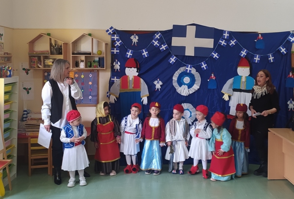 &Tau;&alpha; &Epsilon;&lambda;&lambda;&eta;&nu;ά&kappa;&iota;&alpha;: &Eta; &Epsilon;&theta;&nu;&iota;&kappa;ή &Gamma;&iota;&omicron;&rho;&tau;ή &sigma;&tau;&omicron;&nu; &Delta;&eta;&mu;&omicron;&tau;&iota;&kappa;ό &Pi;&alpha;&iota;&delta;&iota;&kappa;ό &Sigma;&tau;&alpha;&theta;&mu;ό &Sigma;&pi;ά&rho;&tau;&eta;&sigmaf;