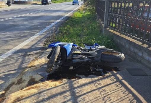 Δύο τραυματίες σε σύγκρουση μηχανής-ΙΧ στην ΕΟ Σπάρτης-Γυθείου