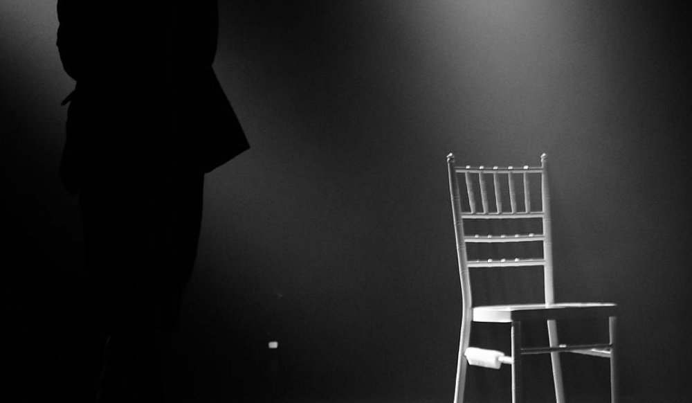 &Gamma;&nu;&omega;&rho;&iota;&mu;ί&alpha; &mu;&epsilon; &tau;&omicron; &theta;έ&alpha;&tau;&rho;&omicron; &sigma;&tau;&eta; &nu;έ&alpha; &laquo;&Sigma;&kappa;&eta;&nu;ή&raquo; &Sigma;&pi;ά&rho;&tau;&eta;&sigmaf;