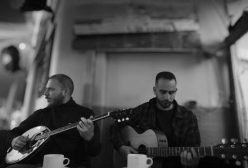 Κυριακάτικο μεσημέρι με τους «Τραγουδασκαλάδες» στη Βαμβακού