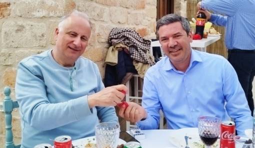 &Pi;ά&sigma;&chi;&alpha; &mu;&epsilon; &tau;&sigma;&omicron;ύ&gamma;&kappa;&rho;&iota;&sigma;&mu;&alpha; &kappa;&alpha;&iota; &laquo;&pi;&rho;ά&sigma;&iota;&nu;&omicron;&raquo; ά&rho;&omega;&mu;&alpha; &sigma;&tau;&eta;&nu; &Epsilon;&lambda;&alpha;&phi;ό&nu;&eta;&sigma;&omicron;