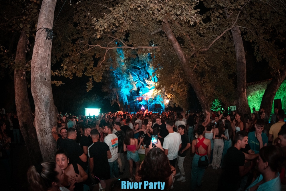 &Mu;&omicron;&upsilon;&sigma;&iota;&kappa;ή, &chi;&omicron;&rho;ό&sigmaf; &kappa;&alpha;&iota; &alpha;&mu;&epsilon;ί&omega;&tau;&omicron; &kappa;έ&phi;&iota; &sigma;&tau;&omicron; river party &tau;&eta;&sigmaf; &Mu;&alpha;&gamma;&omicron;ύ&lambda;&alpha;&sigmaf;