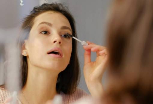 Πώς θα προστατέψεις τις βλεφαρίδες σου από το μακιγιάζ