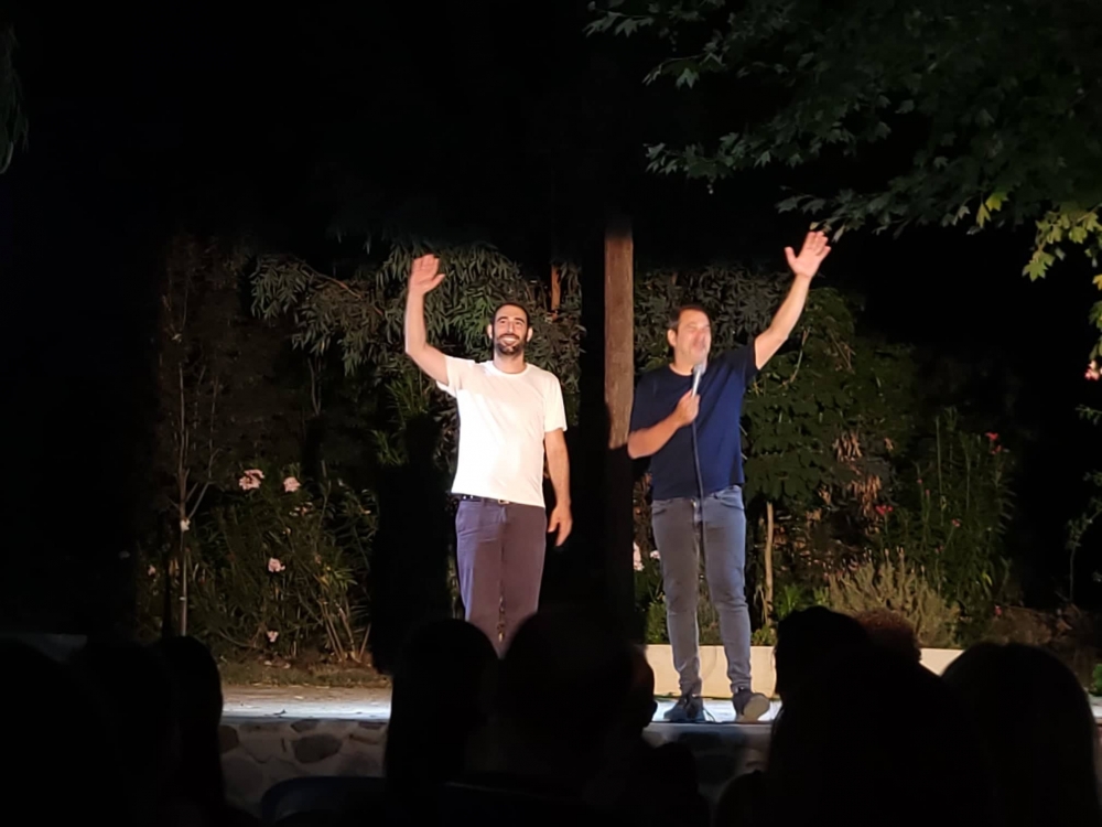 &Chi;ά&rho;&iota;&sigma;&alpha;&nu; &gamma;έ&lambda;&iota;&omicron; &kappa;&alpha;&iota; &laquo;&mu;&alpha;&sigma;ά&zeta;&raquo; &epsilon;&upsilon;&phi;&omicron;&rho;ί&alpha;&sigmaf; &omicron;&iota; &Mu;&alpha;&theta;&iota;&omicron;&upsilon;&delta;ά&kappa;&eta;&sigmaf;-&Theta;&epsilon;&omicron;&delta;&omega;&rho;ό&pi;&omicron;&upsilon;&lambda;&omicron;&sigmaf; &sigma;&tau;&eta; &Mu;&alpha;&gamma;&omicron;ύ&lambda;&alpha;