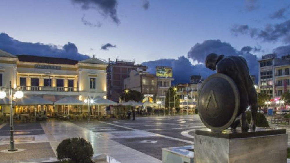 &Kappa;&alpha;&iota; &tau;ώ&rho;&alpha; &eta; ύ&sigma;&tau;&alpha;&tau;&eta; &mu;ά&chi;&eta; &tau;&eta;&sigmaf; &laquo;&epsilon;&xi;έ&delta;&rho;&alpha;&sigmaf;&raquo;