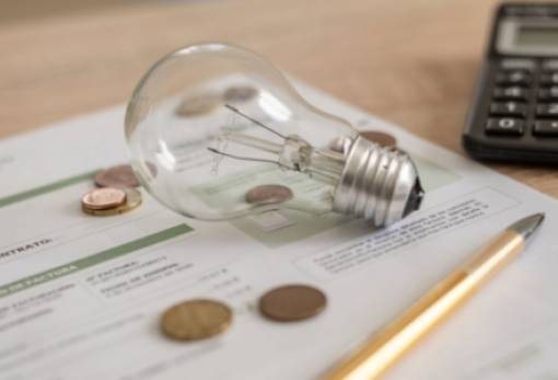 Ρεύμα: Έρχονται νέες επιδοτήσεις, μαζί με αυξήσεις στις ρυθμιζόμενες χρεώσεις