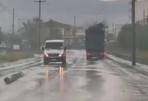 Φορτηγό «κατέβασε» κολώνα στον δρόμο προς Νοσοκομείο Σπάρτης