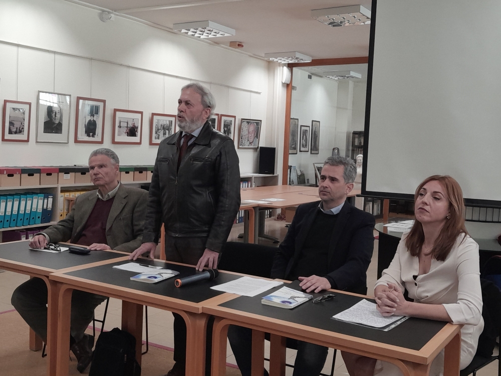 &Tau;&omicron; &nu;έ&omicron; &beta;&iota;&beta;&lambda;ί&omicron; &pi;&nu;&epsilon;&upsilon;&mu;&alpha;&tau;&iota;&kappa;ή&sigmaf; &alpha;&nu;ά&pi;&tau;&upsilon;&xi;&eta;&sigmaf; &tau;&omicron;&upsilon; &Delta;. &Delta;&eta;&mu;&eta;&tau;&rho;&alpha;&kappa;ό&pi;&omicron;&upsilon;&lambda;&omicron;&upsilon; &pi;&alpha;&rho;&omicron;&upsilon;&sigma;&iota;ά&sigma;&tau;&eta;&kappa;&epsilon; &sigma;&tau;&eta; &Sigma;&pi;ά&rho;&tau;&eta;