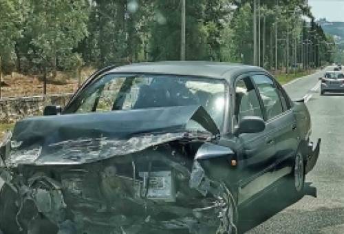 Αυτοκίνητο «καρφώθηκε» σε μάντρα στο ΚΕΕΜ (ΦΩΤΟ)