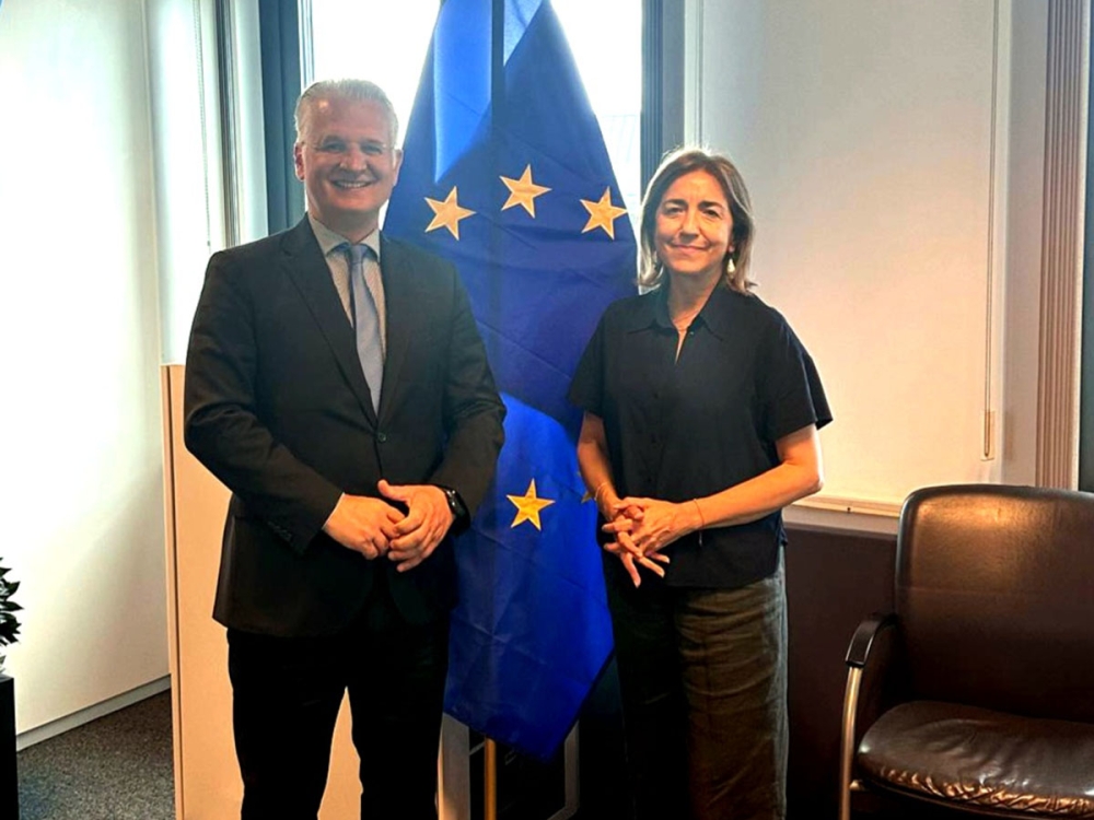 &Sigma;&tau;&omicron; &epsilon;&pi;ί&kappa;&epsilon;&nu;&tau;&rho;&omicron; &tau;&eta;&sigmaf; &Epsilon;&upsilon;&rho;ώ&pi;&eta;&sigmaf; &eta; &Pi;&epsilon;&lambda;&omicron;&pi;ό&nu;&nu;&eta;&sigma;&omicron;&sigmaf;