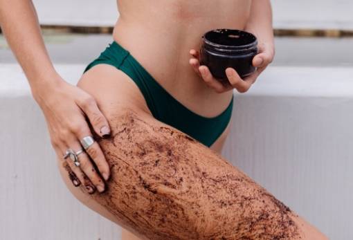 Φτιάξε το πιο εύκολο  scrub κατά της κυτταρίτιδας με υλικά από την κουζίνα σου