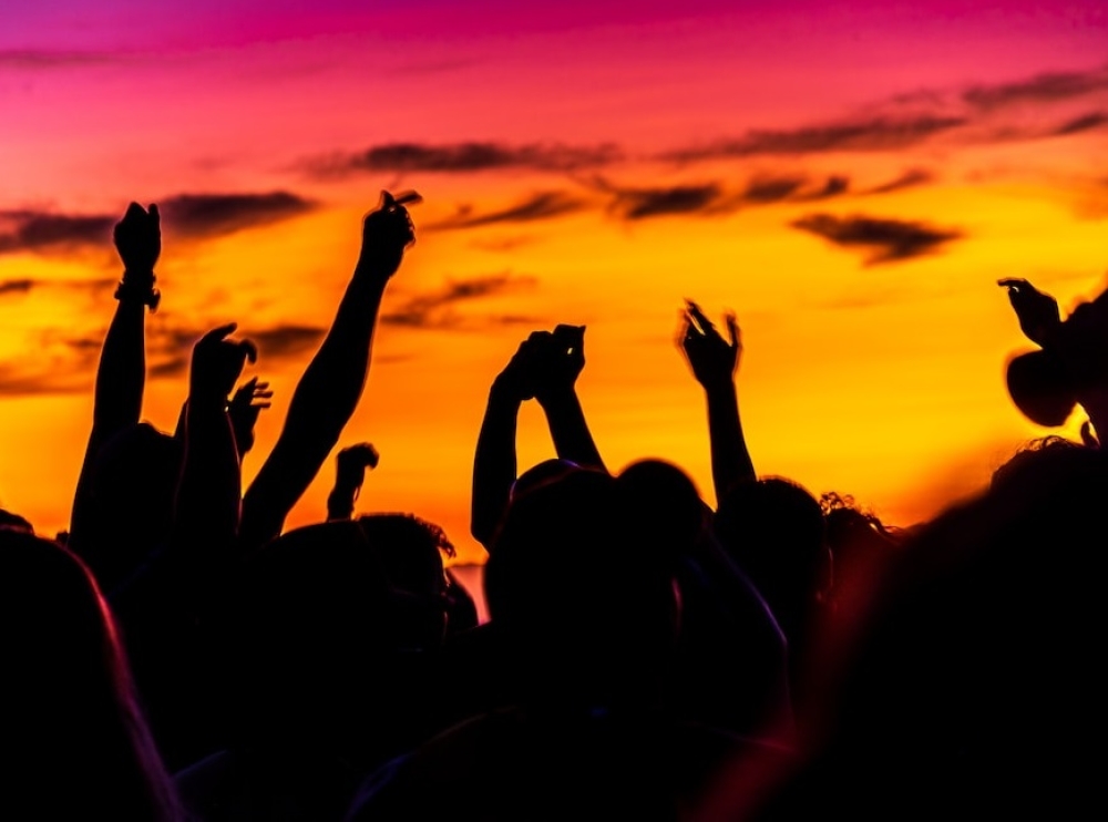 &Kappa;&alpha;&lambda;&omicron;&kappa;&alpha;&iota;&rho;&iota;&nu;ό &pi;ά&rho;&tau;&iota; &sigma;&epsilon; &pi;&alpha;&rho;&alpha;&lambda;ί&alpha; &tau;&eta;&sigmaf; &Mu;&omicron;&nu;&epsilon;&mu;&beta;&alpha;&sigma;&iota;ά&sigmaf;