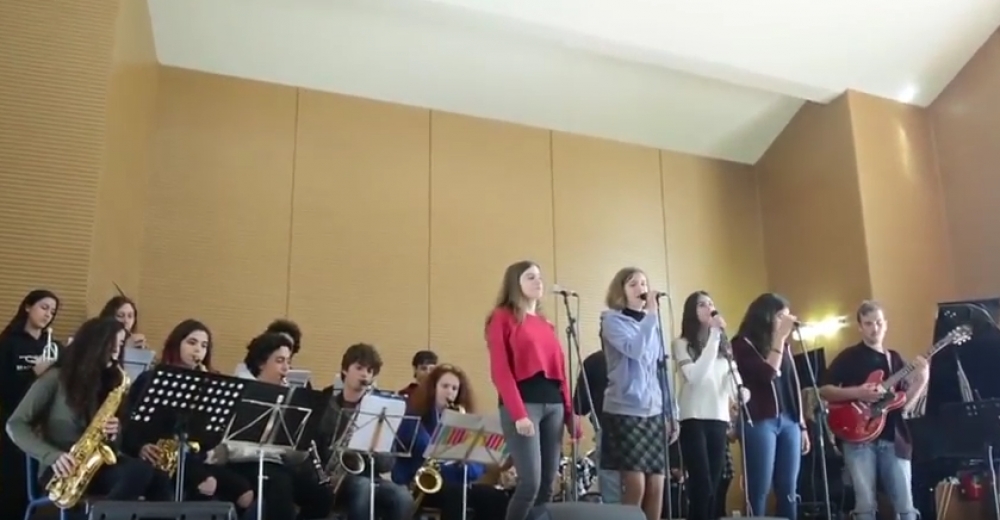 &Sigma;&epsilon; &sigma;&upsilon;&nu;&epsilon;&rho;&gamma;&alpha;&sigma;ί&alpha; &tau;&alpha; &Mu;&omicron;&upsilon;&sigma;&iota;&kappa;ά &Sigma;&chi;&omicron;&lambda;&epsilon;ί&alpha; &Alpha;&lambda;ί&mu;&omicron;&upsilon; &kappa;&alpha;&iota; &Sigma;&pi;ά&rho;&tau;&eta;&sigmaf; (VIDEO)