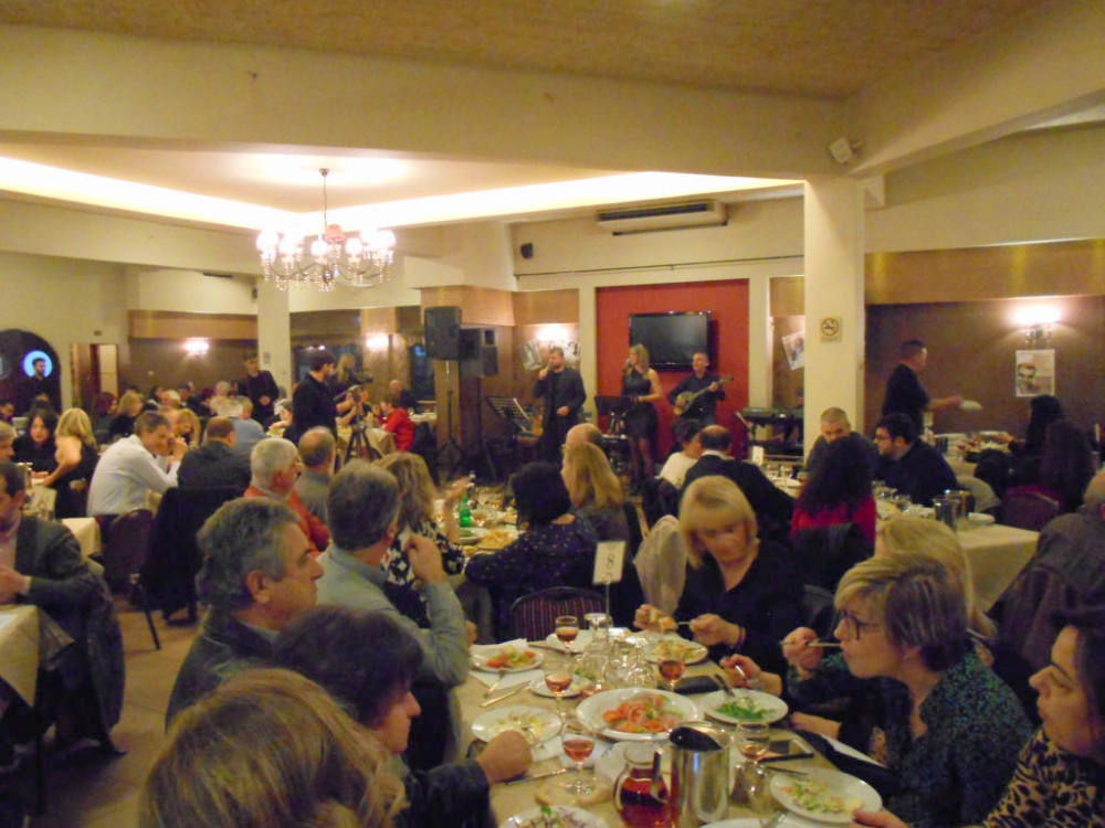 &Gamma;&lambda;έ&nu;&tau;&iota;, &tau;&rho;&alpha;&gamma;&omicron;ύ&delta;&iota;, &kappa;έ&phi;&iota; &kappa;&alpha;&iota; &chi;&omicron;&rho;ό&sigmaf; &sigma;&tau;&eta;&nu; &laquo;7&eta; &Gamma;&iota;&omicron;&rho;&tau;ή &Sigma;&tau;έ&lambda;&iota;&omicron;&upsilon; &Kappa;&alpha;&zeta;&alpha;&nu;&tau;&zeta;ί&delta;&eta;&raquo; (&Phi;&Omega;&Tau;&Omicron;)