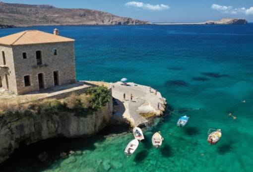 Μέζαπος: Το άγνωστο χωριουδάκι στη Μάνη που θυμίζει κάτι από Ιταλία