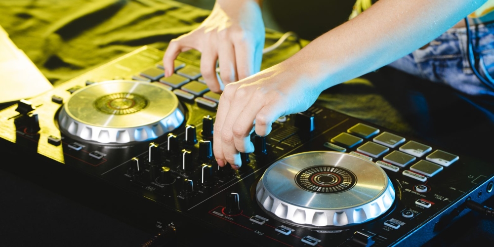 Gastro-dj party &sigma;&tau;&eta; &Beta;&alpha;&mu;&beta;&alpha;&kappa;&omicron;ύ