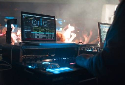 Ανεβάζει παλμούς η Άρνα με ένα άκρως καλοκαιρινό πάρτι