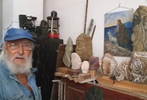 «Το έργο μου το βλέπω μέσα στην πέτρα. Γι’ αυτό δουλεύω πολύ, γιατί βιάζομαι να φανερωθεί μέσα από την πέτρα…»