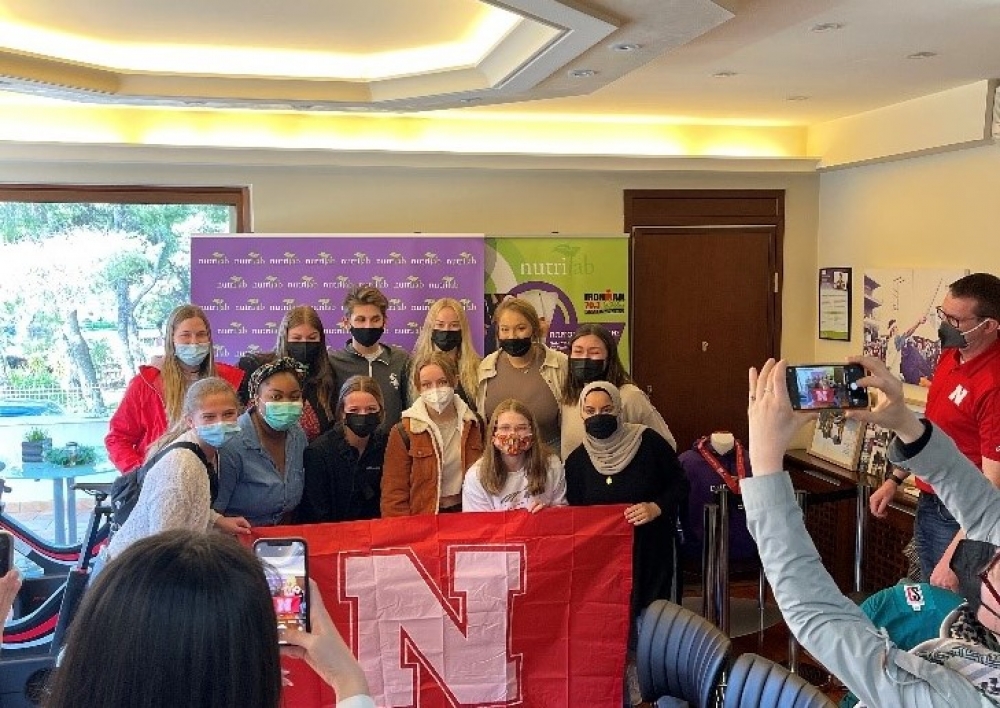 &Tau;&omicron; NutriLab &sigma;&epsilon; &sigma;&upsilon;&nu;&epsilon;&rho;&gamma;&alpha;&sigma;ί&alpha; &mu;&epsilon; &kappa;&omicron;&rho;&upsilon;&phi;&alpha;ί&alpha; &Pi;&alpha;&nu;&epsilon;&pi;&iota;&sigma;&tau;ή&mu;&iota;&alpha; &tau;&eta;&sigmaf; &Alpha;&mu;&epsilon;&rho;&iota;&kappa;ή&sigmaf;!