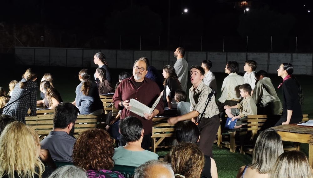 &Sigma;&eta;&kappa;ώ&nu;&epsilon;&iota; &alpha;&upsilon;&lambda;&alpha;ί&alpha; &gamma;&iota;&alpha; &nu;έ&omicron; &kappa;ύ&kappa;&lambda;&omicron; &delta;&rho;ά&sigma;&epsilon;&omega;&nu; &tau;&omicron; &Theta;&epsilon;&alpha;&tau;&rho;&iota;&kappa;ό &Epsilon;&rho;&gamma;&alpha;&sigma;&tau;ή&rho;&iota; &Nu;έ&omega;&nu; &Delta;. &Mu;&omicron;&nu;&epsilon;&mu;&beta;&alpha;&sigma;ί&alpha;&sigmaf;