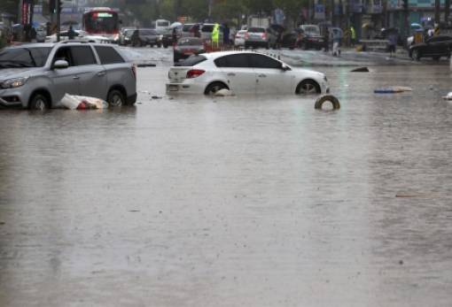 Σχεδόν μισό εκατ. άνθρωποι σκοτώθηκαν λόγω ακραίων καιρικών φαινομένων Tα τελευταία 20 χρόνια