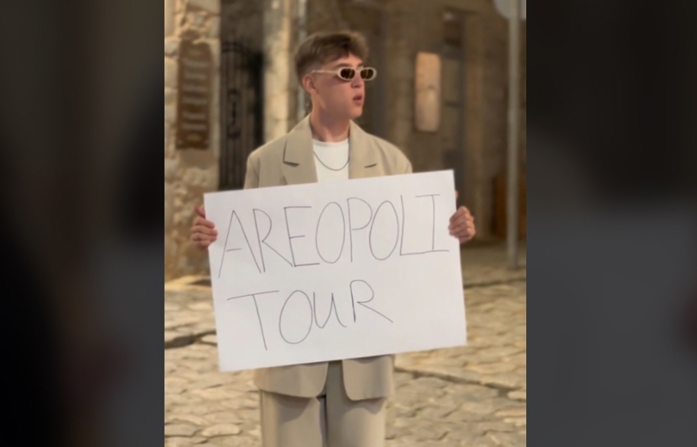 &laquo;Areopolis tour&raquo; &epsilon;ί&nu;&alpha;&iota; &eta; &mu;&alpha;&nu;&iota;ά&tau;&iota;&kappa;&eta; &epsilon;&kappa;&delta;&omicron;&chi;ή &tau;&omicron;&upsilon; &tau;&rho;&alpha;&gamma;&omicron;&upsilon;&delta;&iota;&omicron;ύ &laquo;&Zeta;ά&rho;&iota;&raquo; &kappa;&alpha;&iota; &epsilon;ί&nu;&alpha;&iota; viral